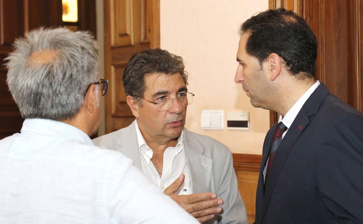 Bahillo, en el centro, conversa con el alcalde de Palencia, Mario Simón, en el Ayuntamiento en 2019. 