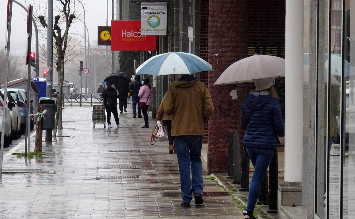 Viandantes con paraguas, ayer al mediodía en Parquesol.