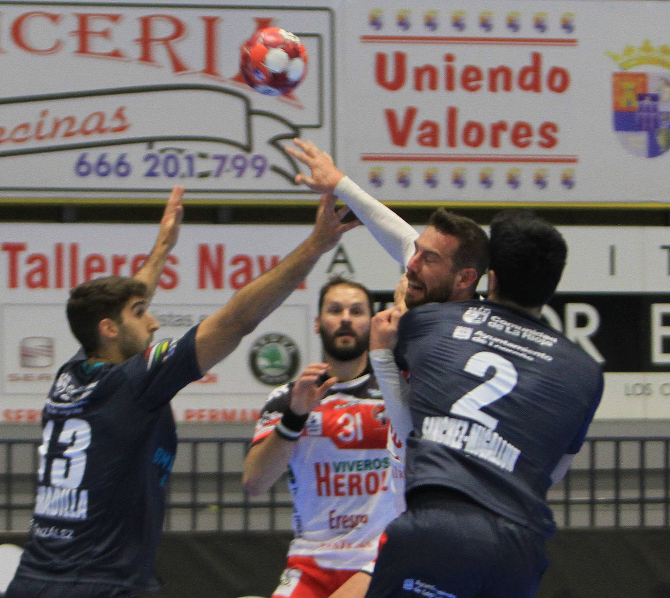 Partido entre el Balonmano Nava y el Balonmano Logroño 