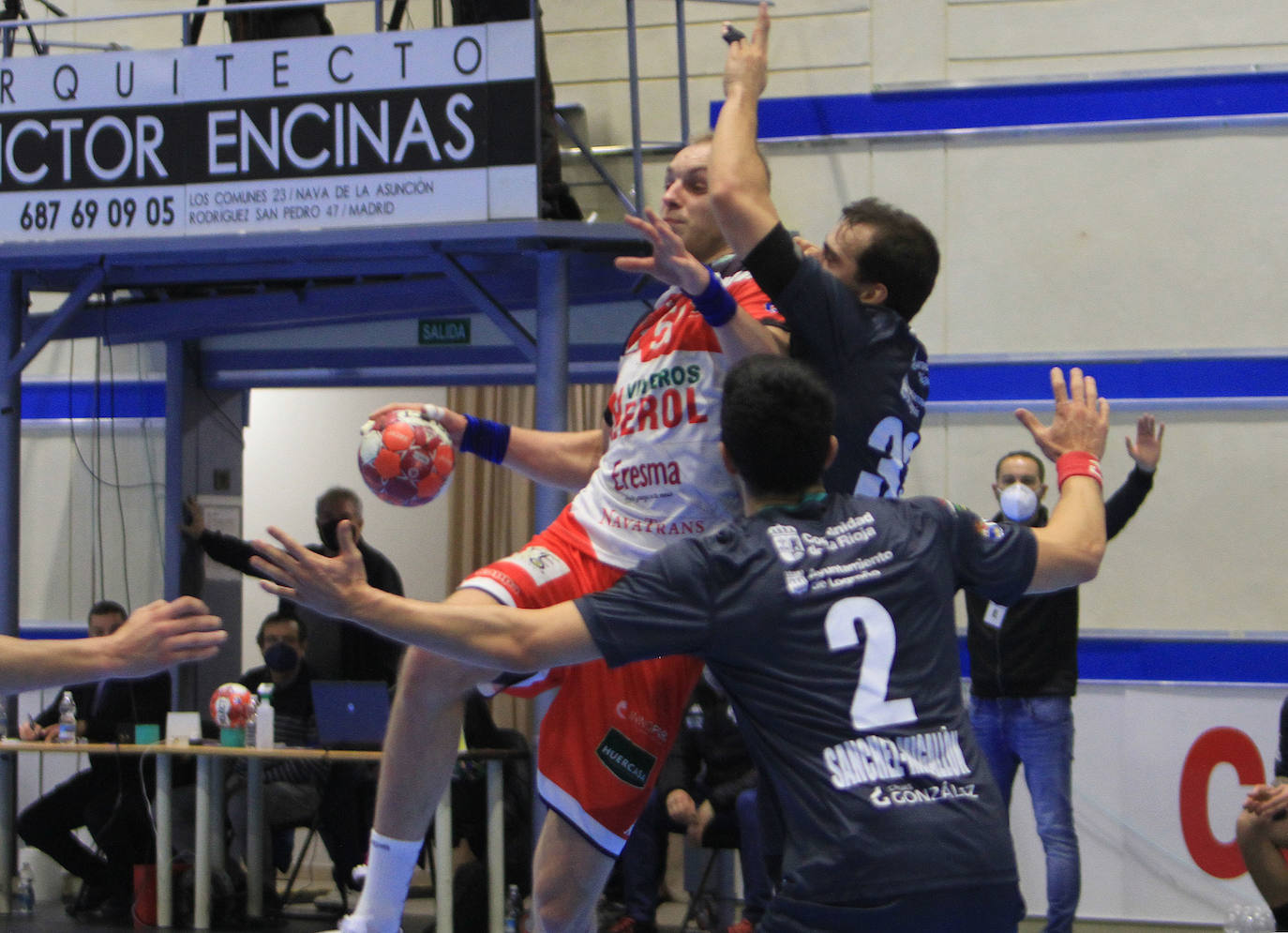 Partido entre el Balonmano Nava y el Balonmano Logroño 