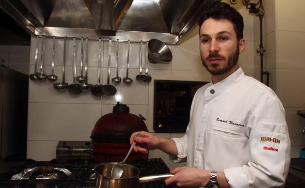 Samuel Naveira, en la cocina del restaurante Muna. 