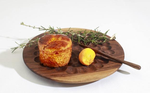 Imagen principal - Arriba, Brioche de pimientos asados de El Bierzo y mantequilla de pimientos asados, plato homenaje a las pimenteras de Ponferrada. Abajo, Reinterpretación del cocido maragato y Lubina a la brasa con 'beurre blanc' (mantequilla blanca y hierbas silvestres 