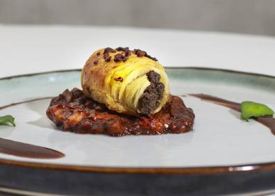 Imagen secundaria 1 - Arriba, Lomo de jabalí con un tatín de manzana reineta de El Bierzo. Abajo, 'Pan en chocolat' de conejo de monte sobre un guisito de rebozuelos, y Gelée de naranja, con helado de tomillo limonero y yemitas de La Bañeza, crema de cítricos y galleta de mantequilla. 