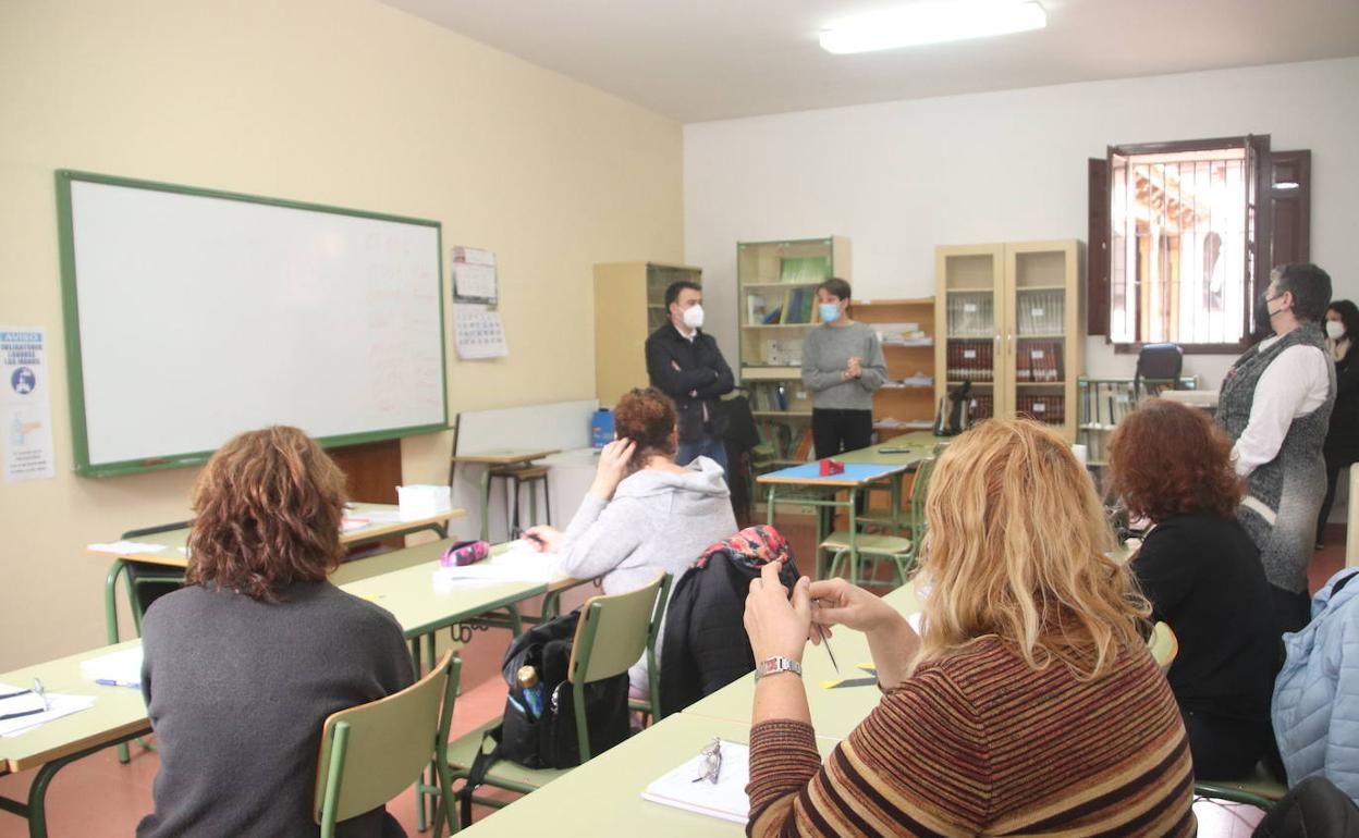 Visita de los representantes de la Comunidad Villa y Tierra de Cuéllar al curso formativo. 