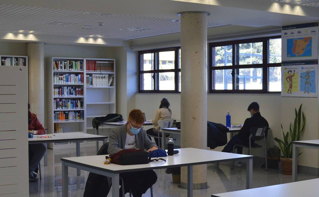 Estudiantes universitarios en la biblioteca de la Pontificia.