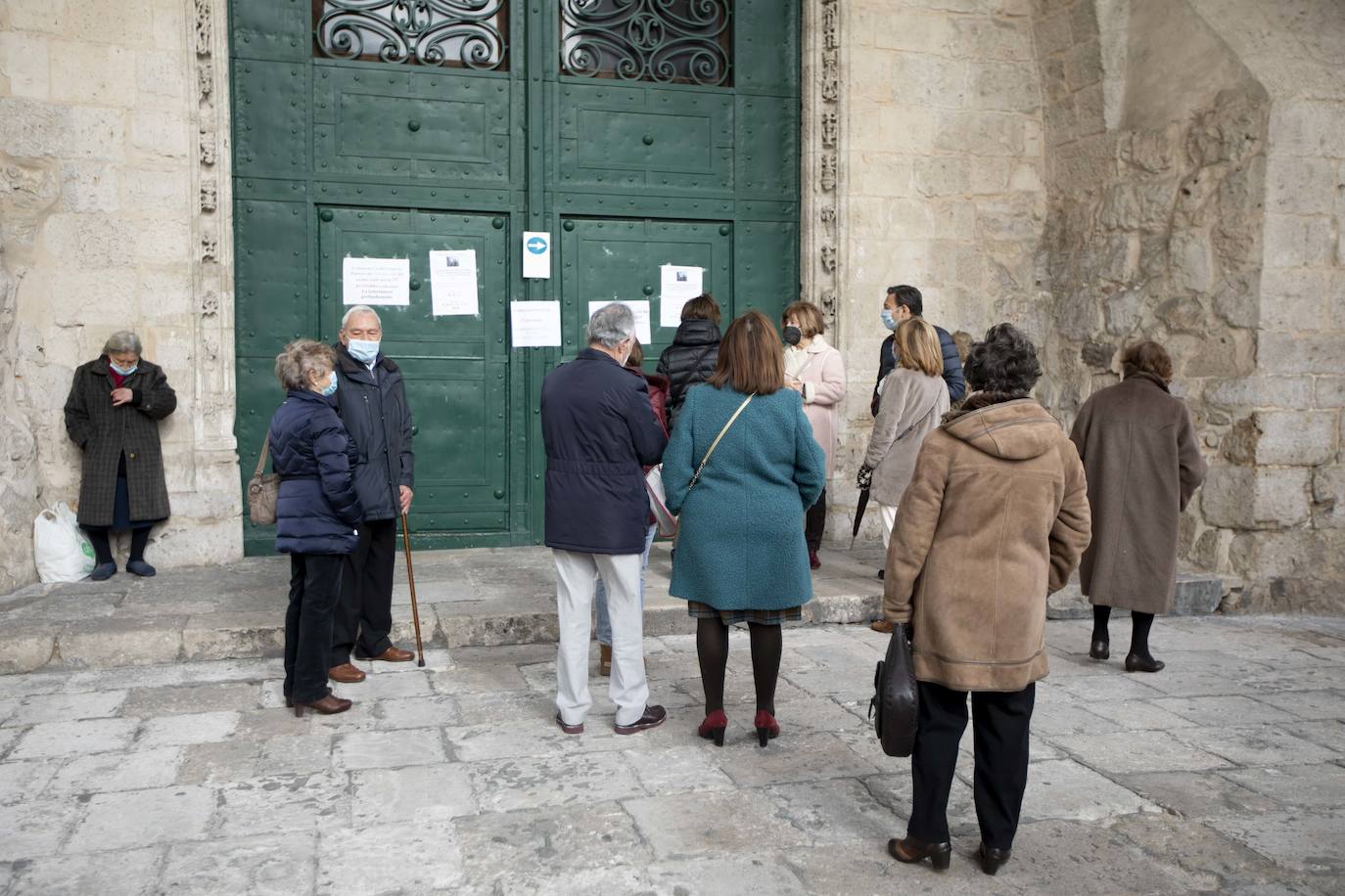 Fotos: Límite de aforo en la iglesia de San Benito