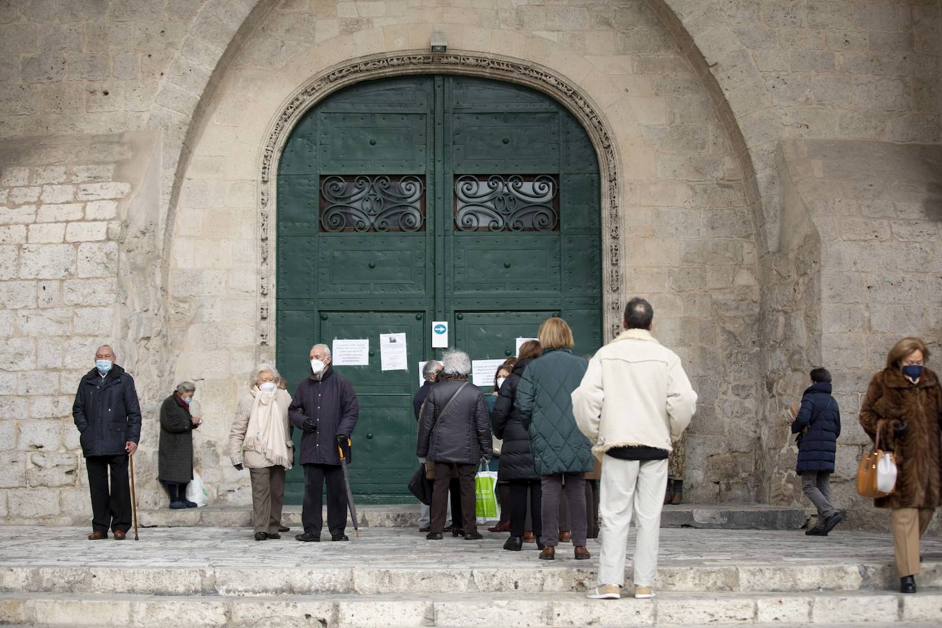 Fotos: Límite de aforo en la iglesia de San Benito