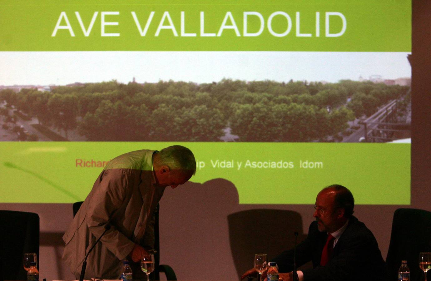 16.06.06 Richard Rogers y Javier León de la Riva, antes de la presentación del proyecto urbanístico 'Valladolid Alta Velocidad', de Rogers, mediante el cual se redefinirá todo el espacio urbano afectado por la llegada del AVE y el soterramiento del tren.