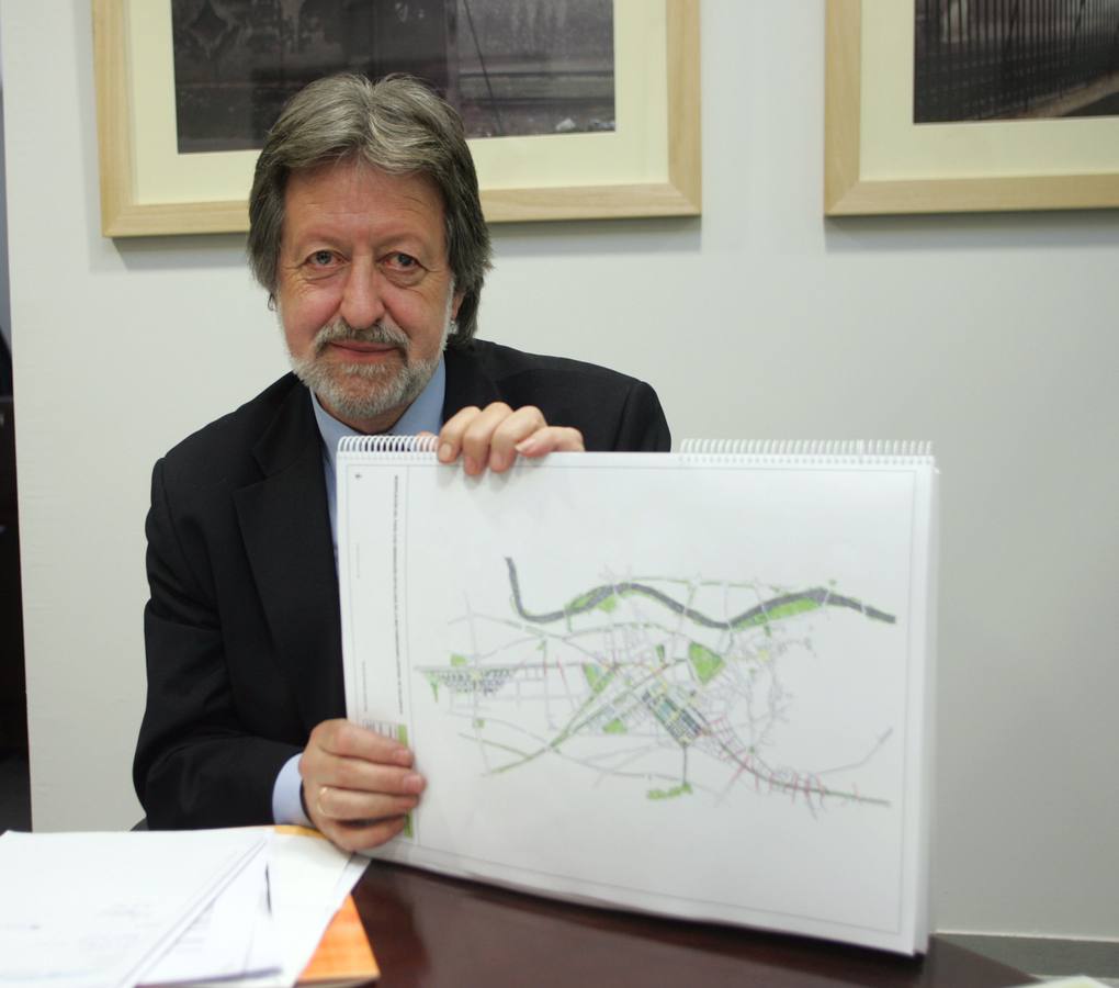 17.03.08 Antonio Cabado, consejero general de la sociedad Valladolid Alta Velocidad, muestra los planos del proyecto de Richard Rogers para el nuevo Valladolid.