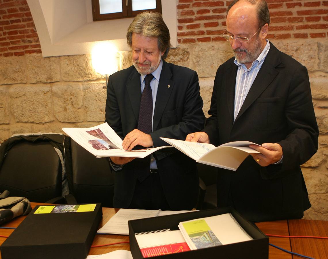 24.03.08 Antonio Cabado, consejero general de la sociedad Valladolid Alta Velocidad, y Javier León de la Riva, alcalde de Valladolid, durante la presentación del proyecto urbanísstico de Richard Rogers para los terrenos liberados por el soterramiento.