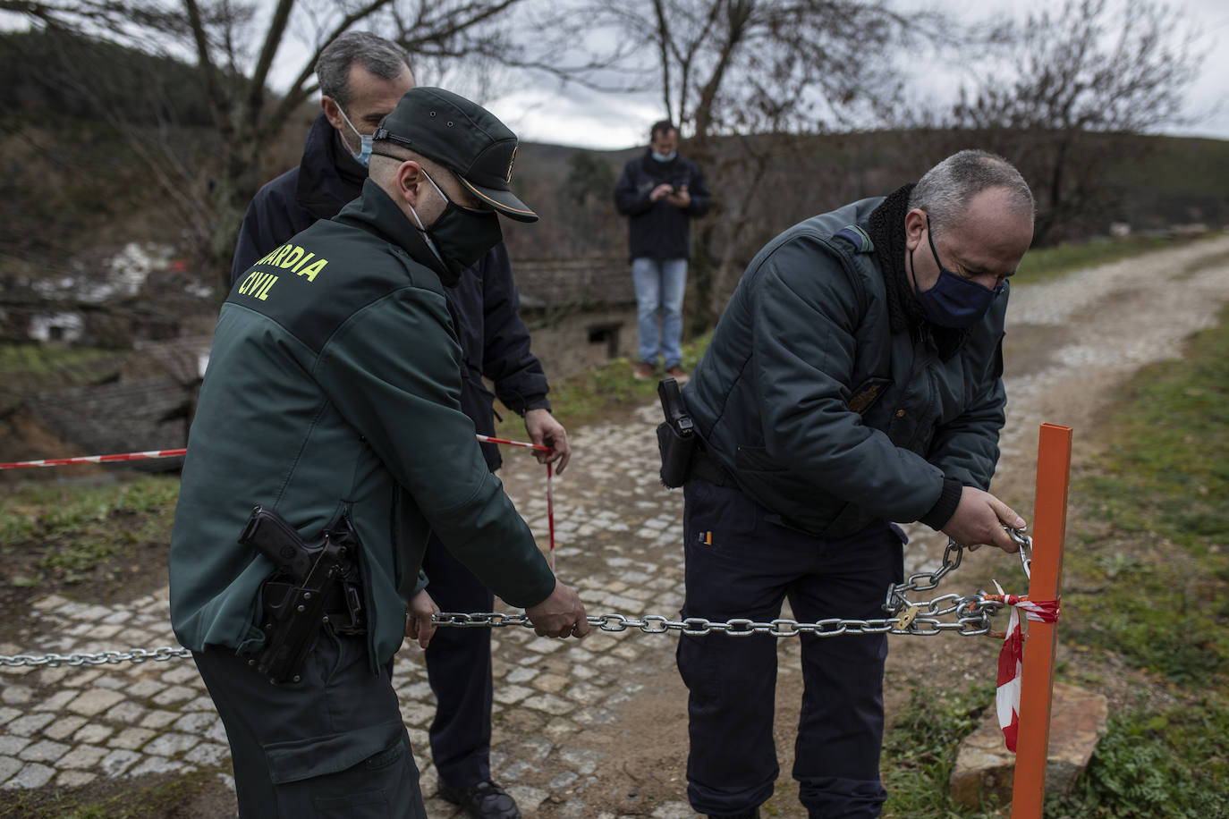 Los agentes de ambos países proceden a abrir la frontera durante dos horas.