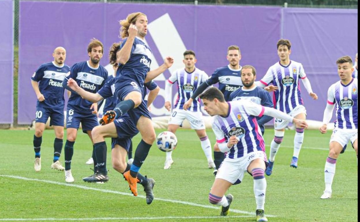 Lucas Freitas busca el remate en el área del Marino de Luanco ante los defensores rivales y las miradas de sus compañeros Kuki Zalazar, Palomeque y Uche.