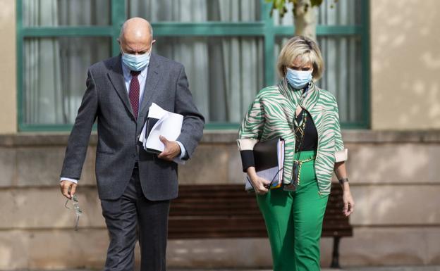 Francisco Igea y Verónica Casado, camino de una de sus habituales ruedas de prensa.