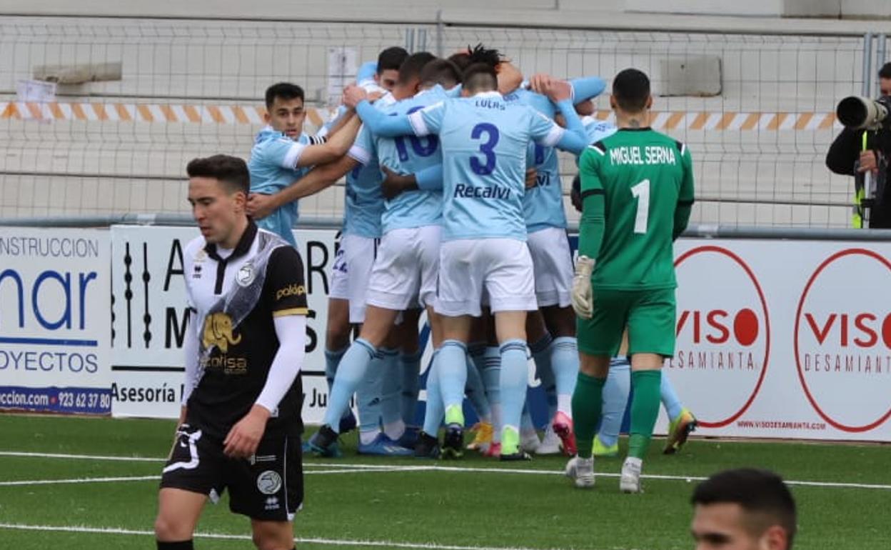 Los jugadores del Celta B celebran el 1-2. 