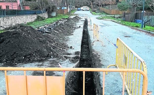 Obras en una calle del municipio de San Ildefonso. 