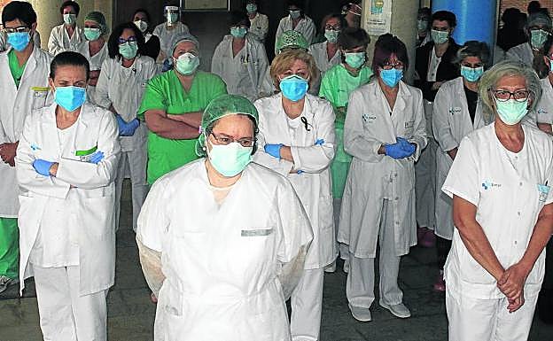 Personal saniario del centro hospitalario segoviano, en un homenaje a los compañeros fallecidos durante la pandemia. 