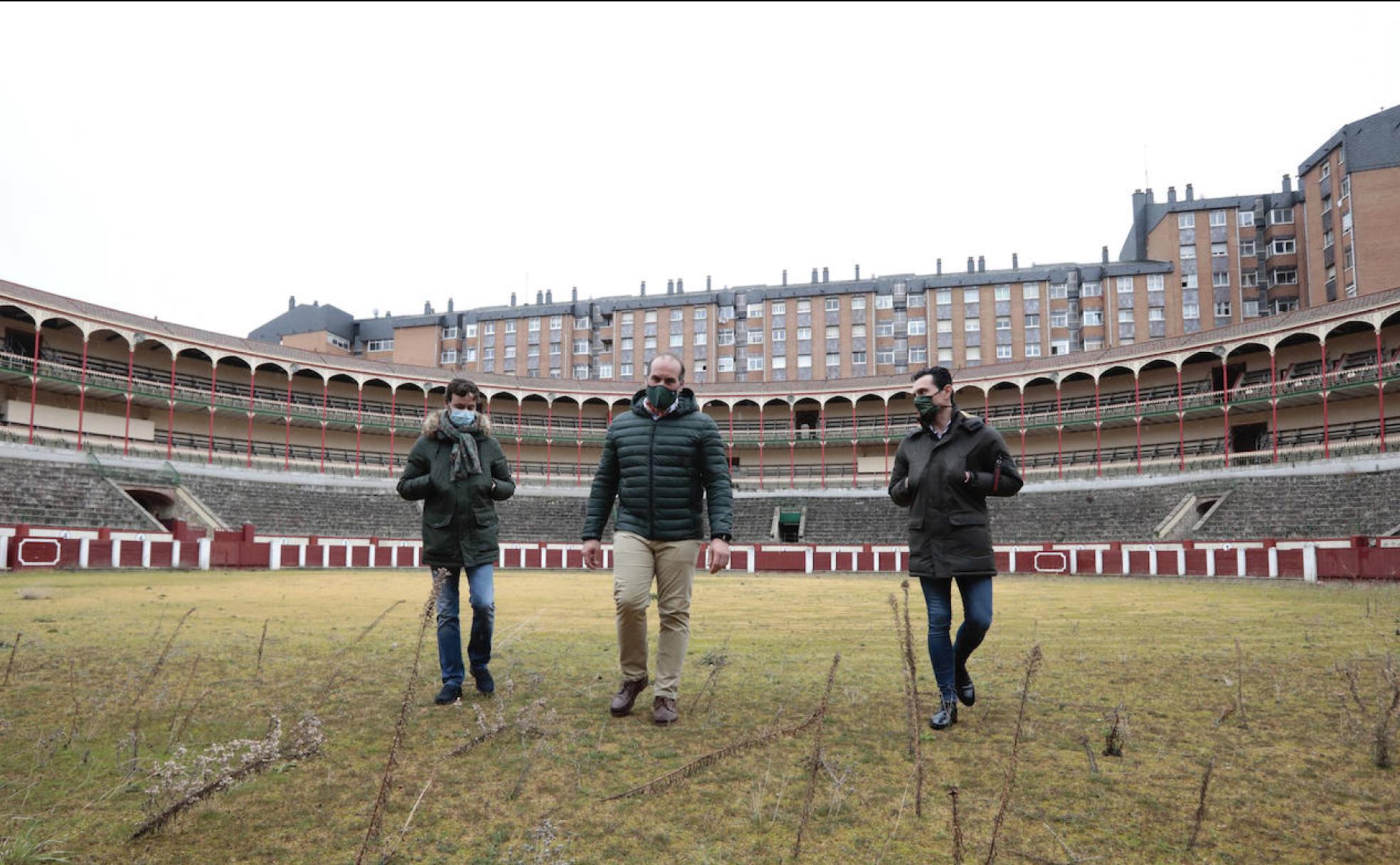 Jesús Miguel González 'Suso', Pedro Iturralde y José Miguel Pérez 'Joselillo', caminan en la plaza de toros de Valladolid. 