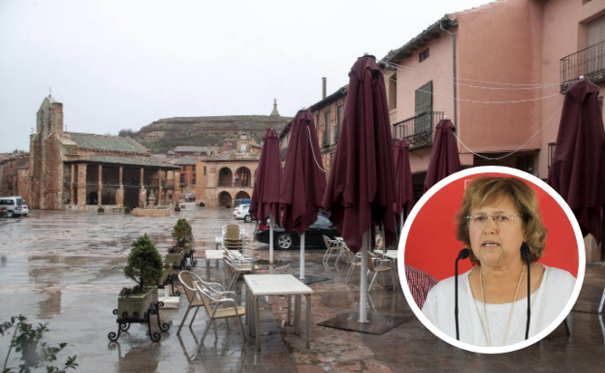 Plaza de Ayllón, este lunes, en el inicio de las medidas excepcionales aplicadas por la Junta. En el círculo, la alcaldesa de la localidad, Maria Jesús sanz. 