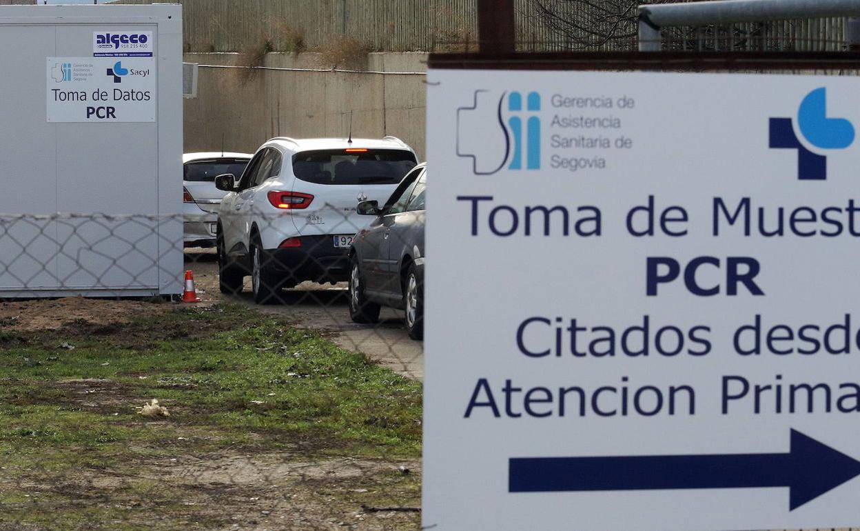 Cartel indicador de la zona de realización de pruebas PCR en el Hospital de Segovia. 