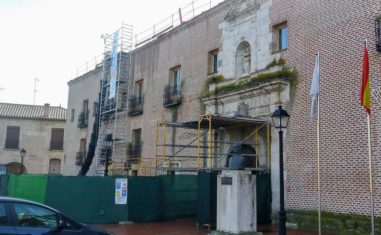 Andamiaje instalado en el exterior del inmueble. 