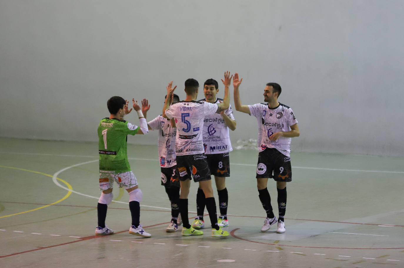 Los jugadores del FS Salamanca Unionistas celebran un gol. 