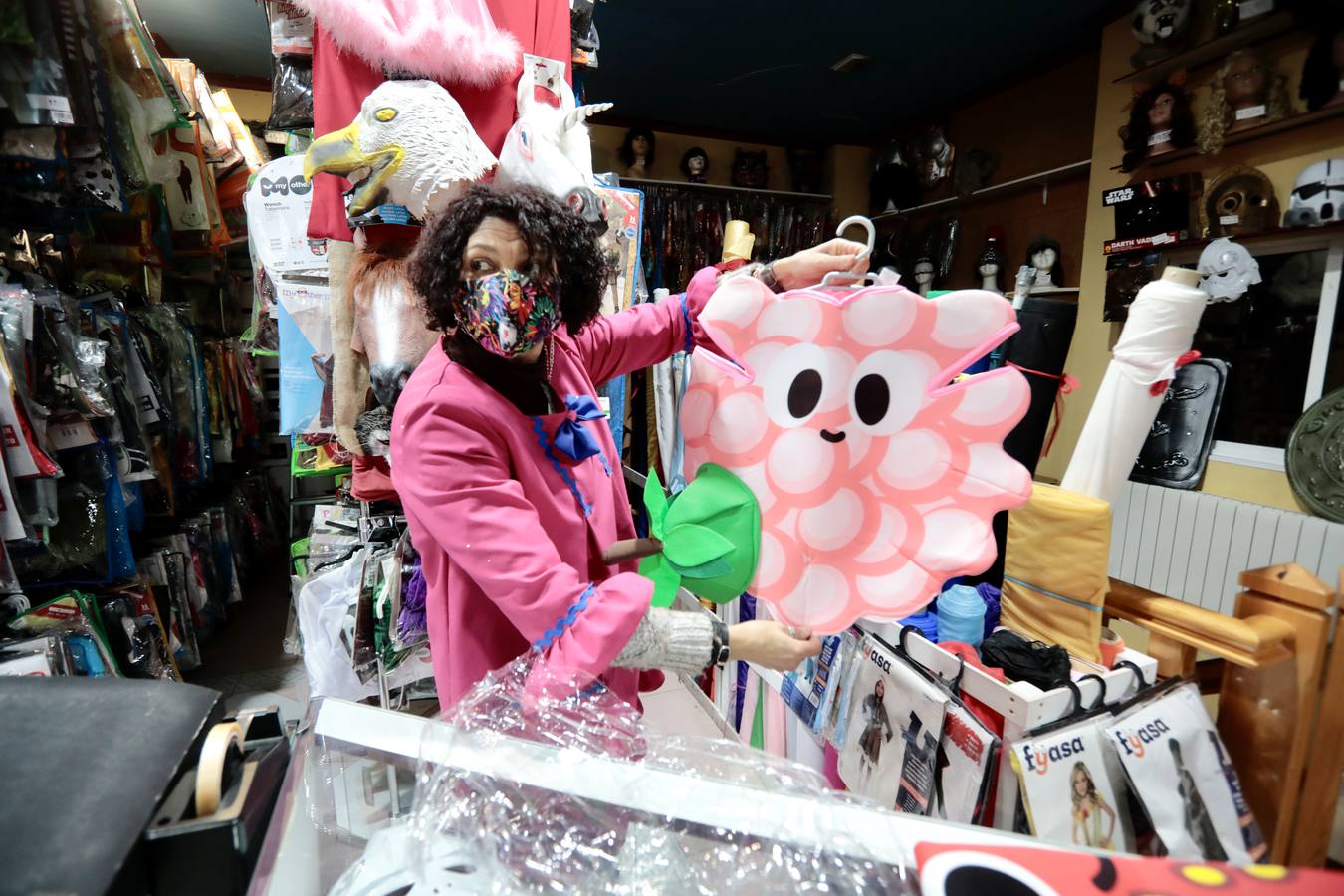 Fotos: Las tiendas se preparan para el Carnaval