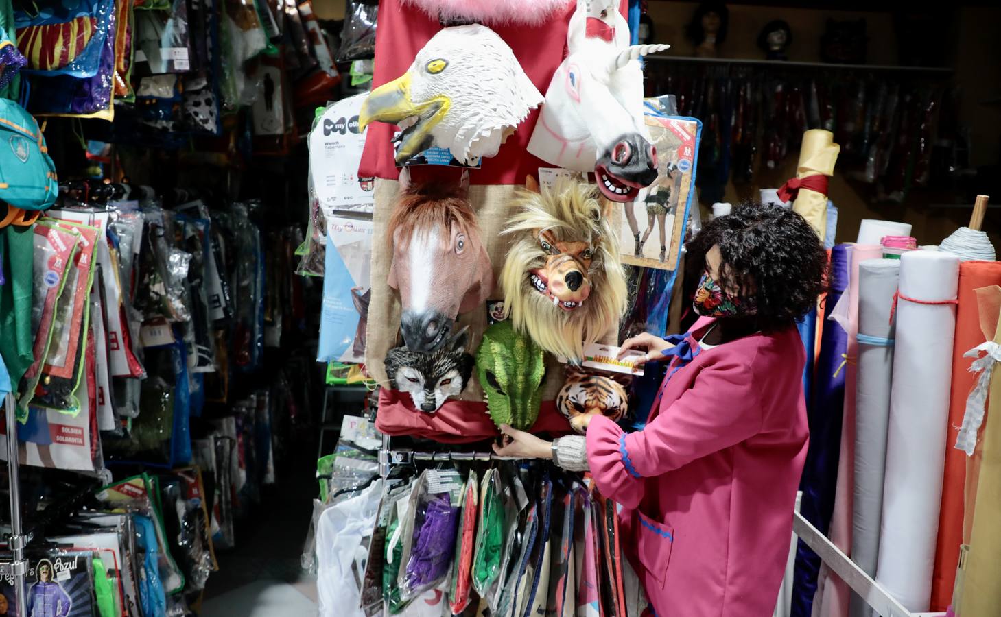 Fotos: Las tiendas se preparan para el Carnaval