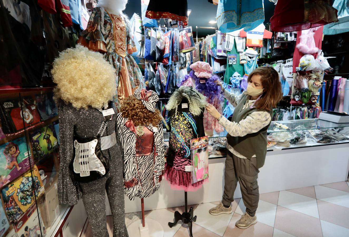 Fotos: Las tiendas se preparan para el Carnaval