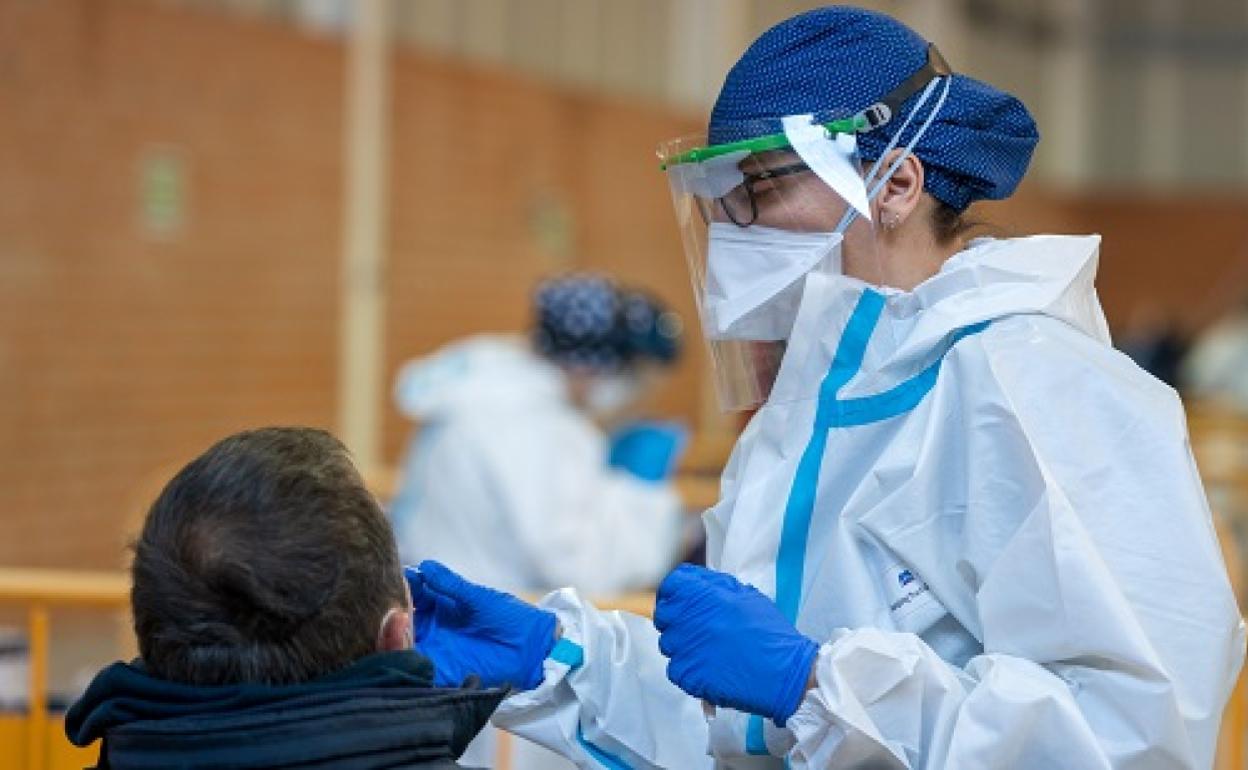 Técnicos sanitarios durante un cribado masivo. 