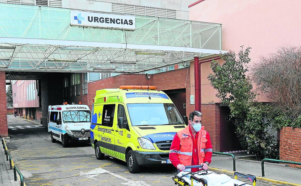 Un trabajador empuja una camilla en la zona de Urgencias del Hospital Río Carrión.