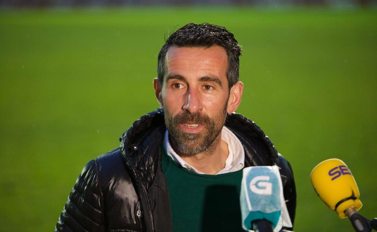 Chuchi Jorqués, en Pontevedra en su debut como técnico del CD Guijuelo.- 