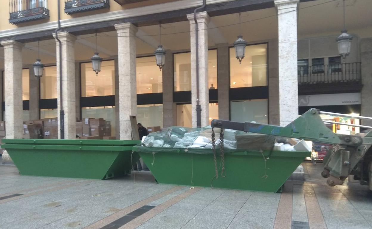 Trabajadores vacían el local que albergó Zara en la Calle Mayor.