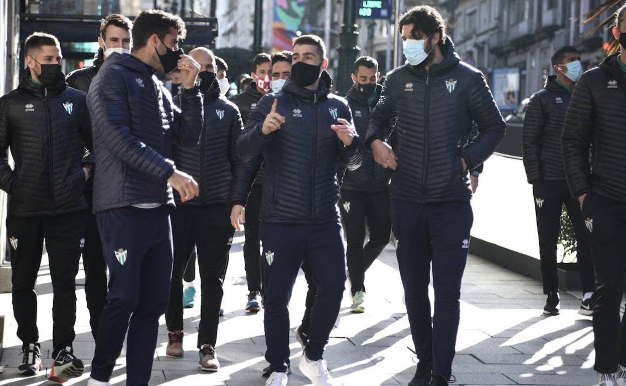 Paseo del CD Guijuelo esta mañana por Vigo. 