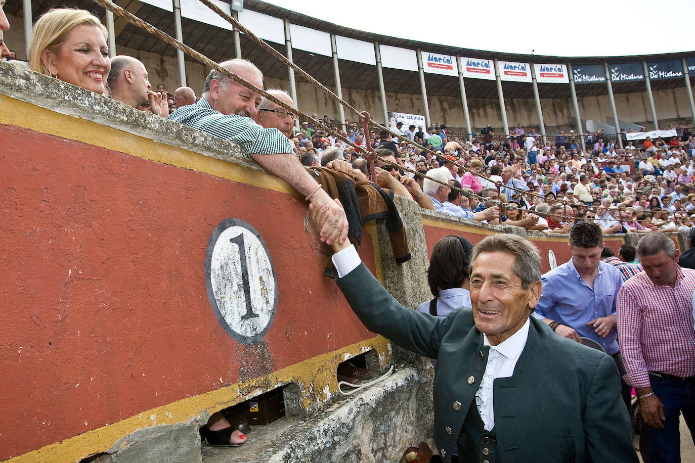 28.07.12 Andrés Vázquez saluda a Vicente del Bosque durante la celebración del 50 aniversario de su alternativa y de su 80 cumpleaños en la Plaza de Toros de Zamora.