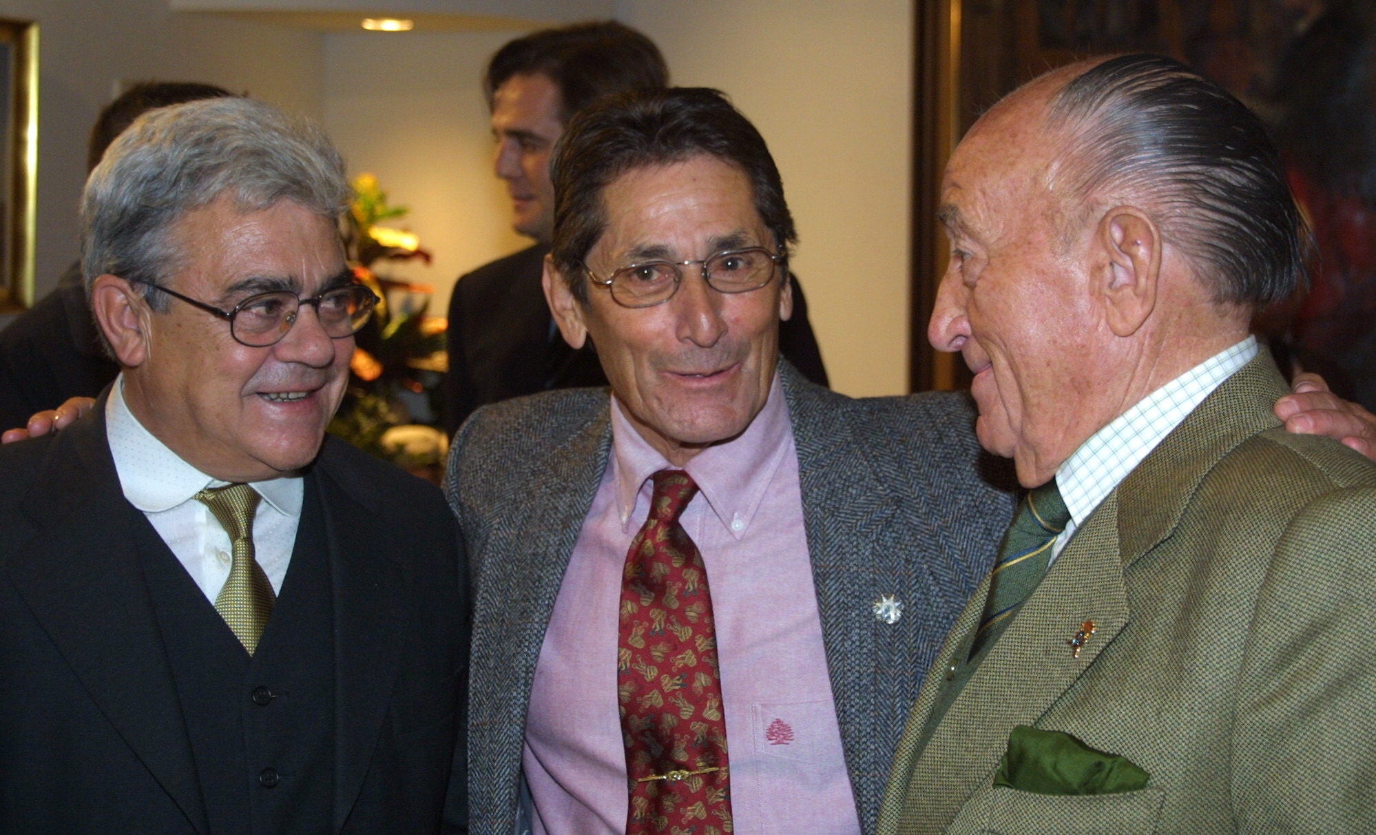 06.11.02 Andrés Vázquez, rodeado de amigos durante la presentación del libro 'Andrés Vázquez, memorias de un torero', en el salón de actos de la Caja Rural del Duero de Valladolid.