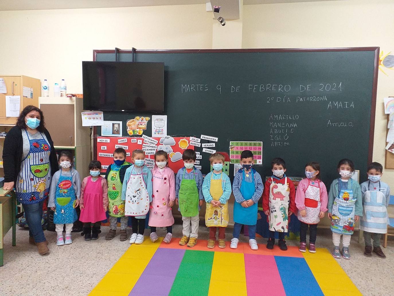 Imagen principal - Alumnos y profesores del colegio San Gil.