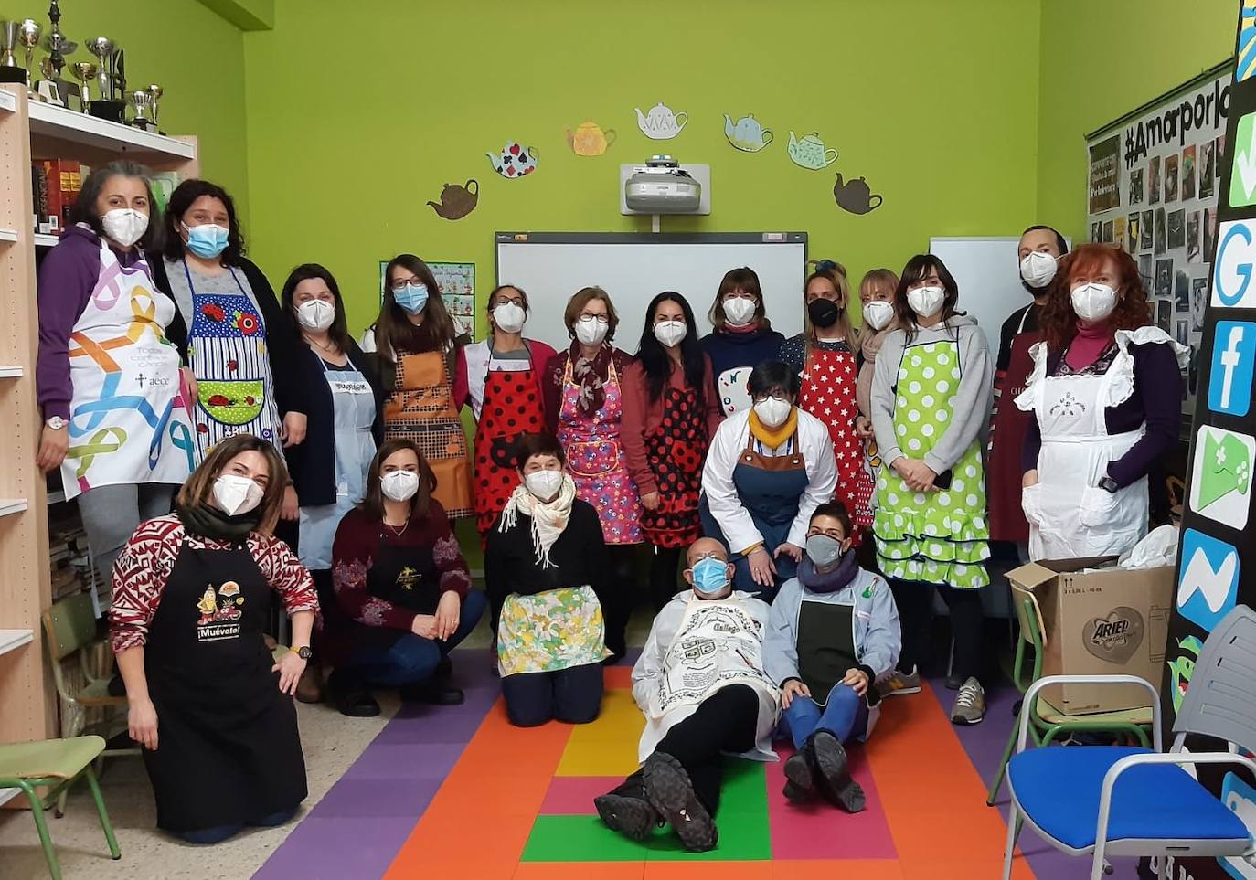 Imagen secundaria 1 - Alumnos y profesores del colegio San Gil.