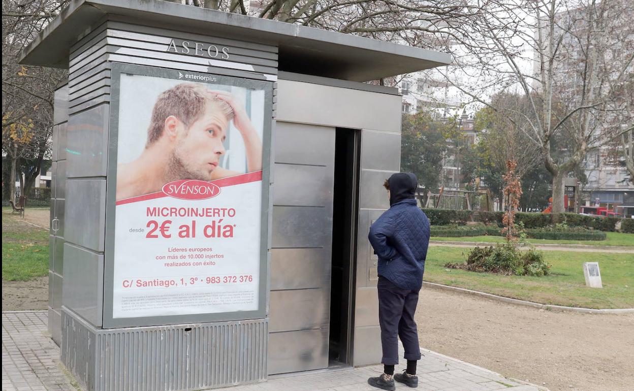 Un joven entra en el aseo público ubicado en la Plaza de Poniente.