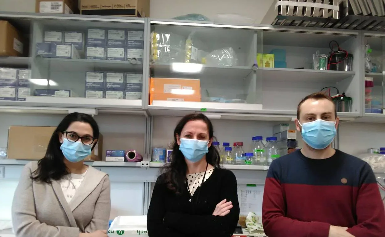 Sandra Blanco, en el centro, junto a miembros de su laboratorio.