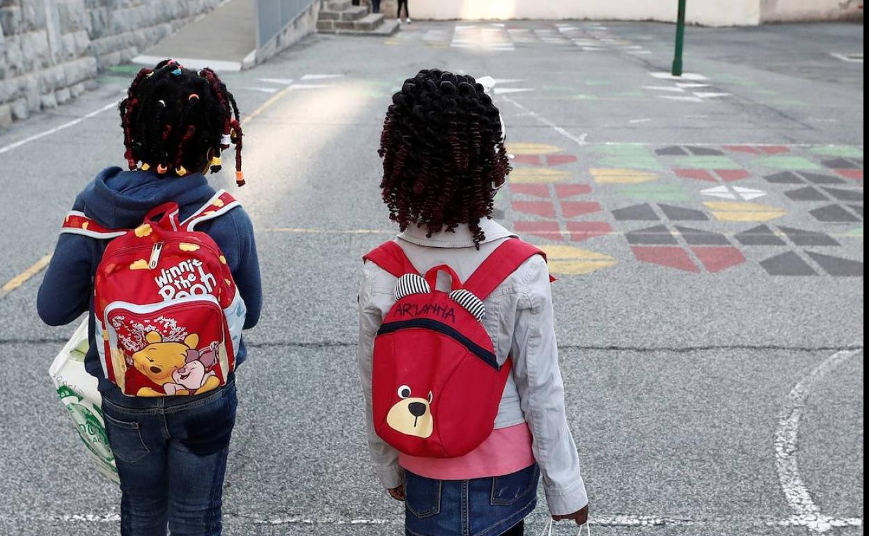 Dos menores en un colegio. 