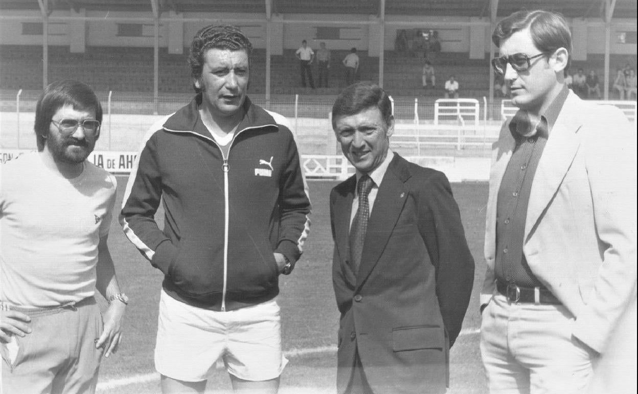 Pachín, con chaqueta de chándal, junto a Santi Llorente, Gonzalo Alonso y Ramón Martínez. 