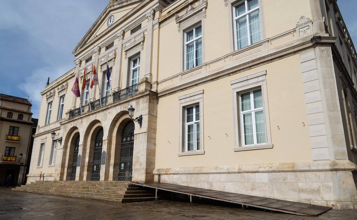 Rampa provisional en la fachada del Ayuntamiento.