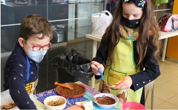 Imagen principal - los niños elaboran sus palitos de chocolate, mientras practican inglés 