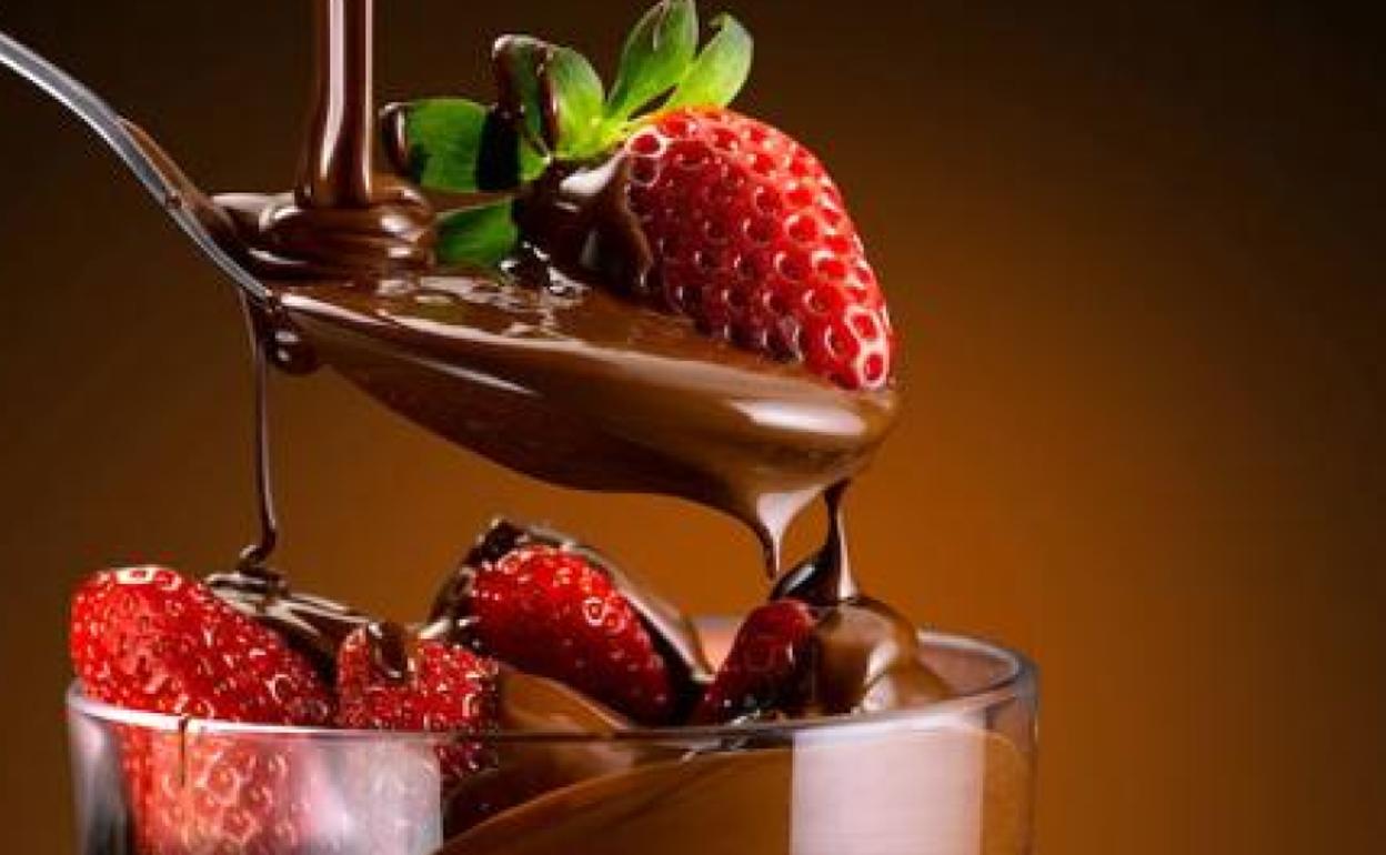 Fresas y chocolate no pueden faltar en una velada romántica