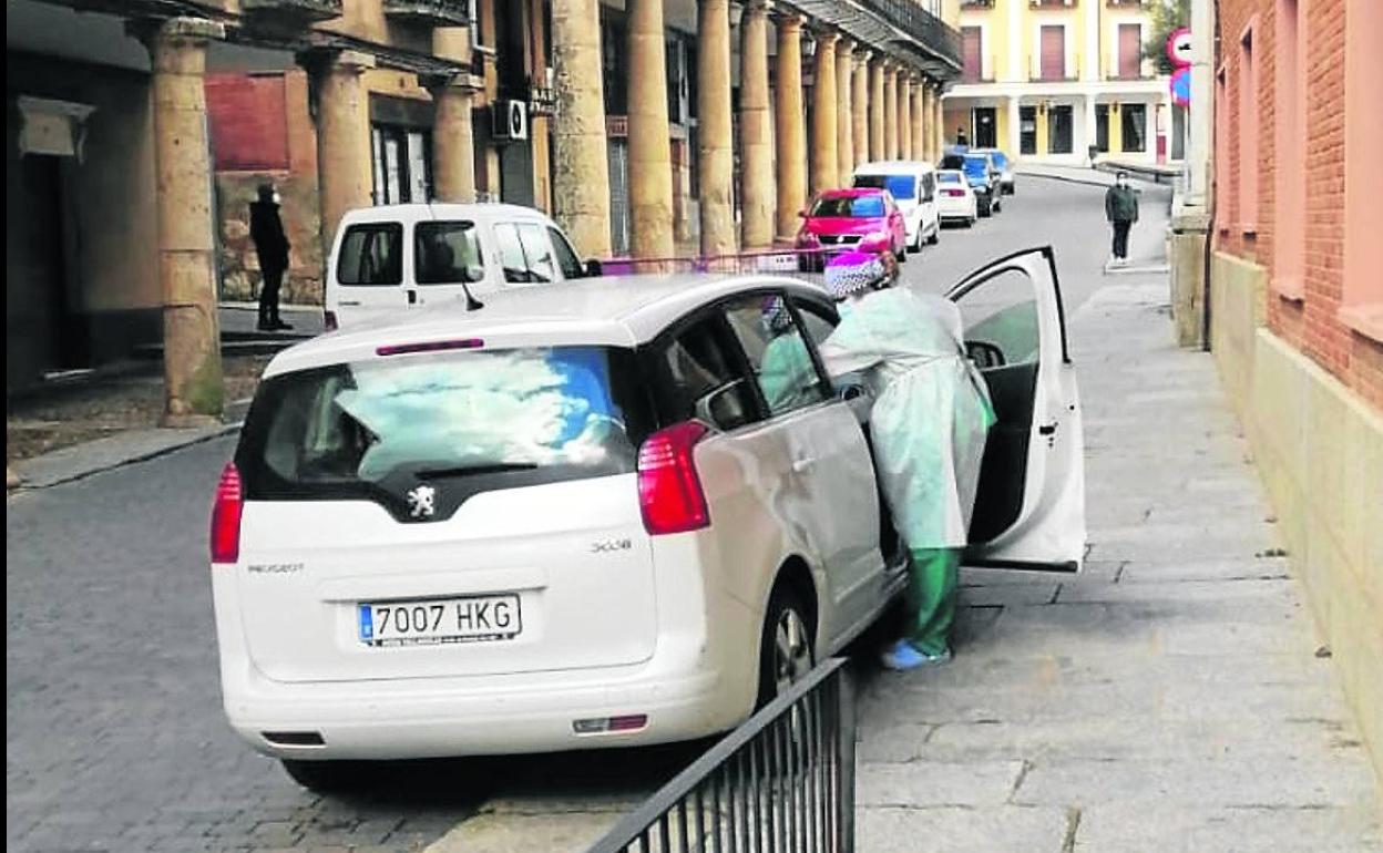 Vacunación a personas dependientes en vehículos, junto al centro de salud de Rioseco. 