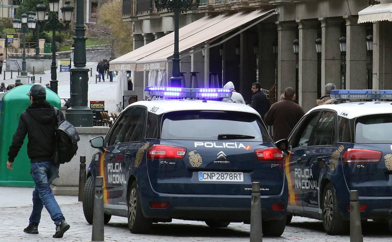 Patrulla de la Policía Nacional en la avenida del Acueducto.