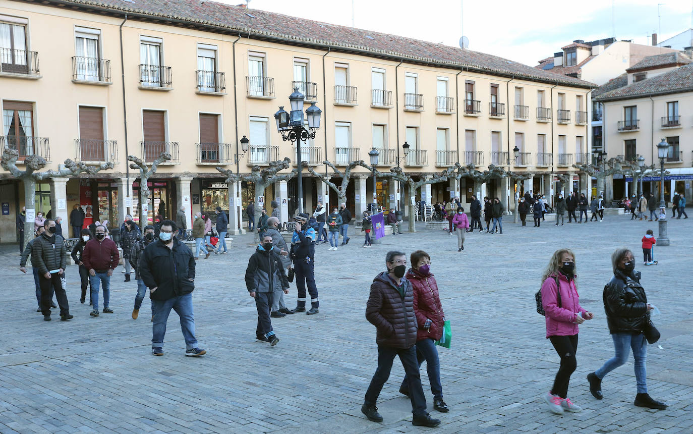 Los protestantes portaron una mascarilla como grilletes y pegaron carteles pidiendo dimisiones y poder trabajar.