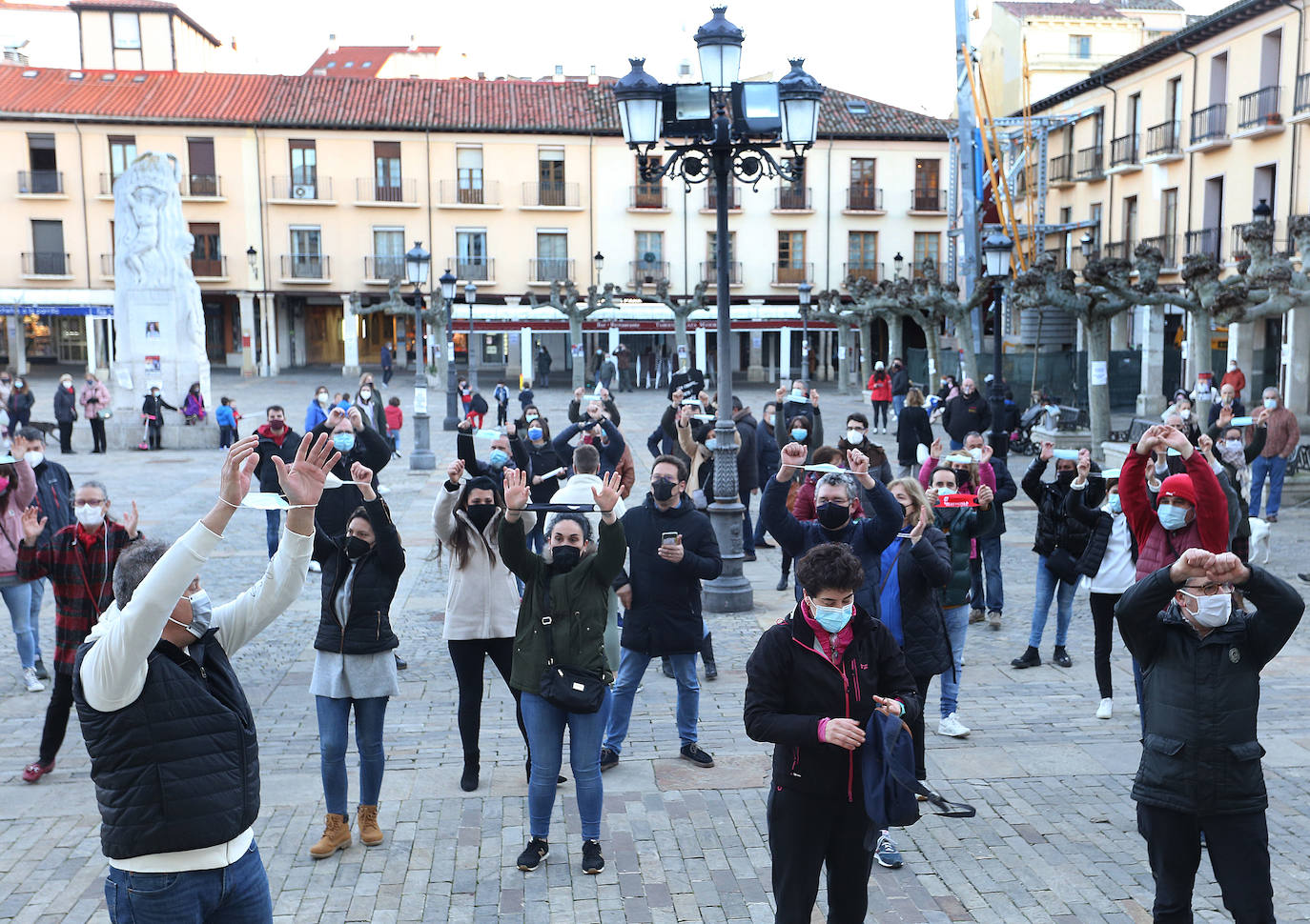 Los protestantes portaron una mascarilla como grilletes y pegaron carteles pidiendo dimisiones y poder trabajar.