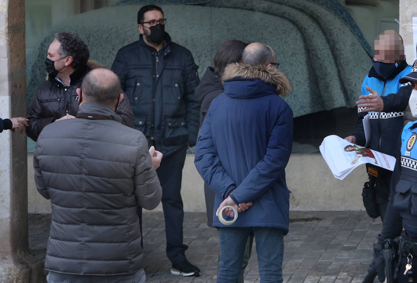 Los protestantes portaron una mascarilla como grilletes y pegaron carteles pidiendo dimisiones y poder trabajar.