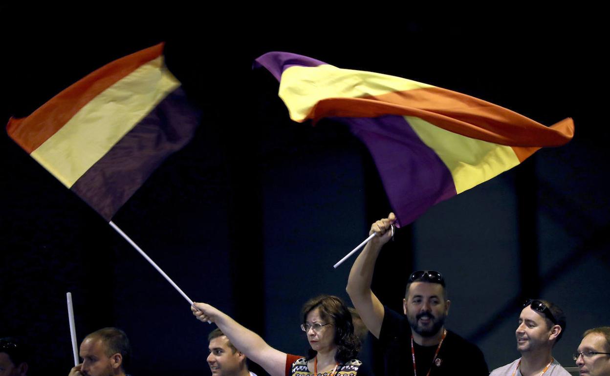 Banderas republicanas en un acto político. 